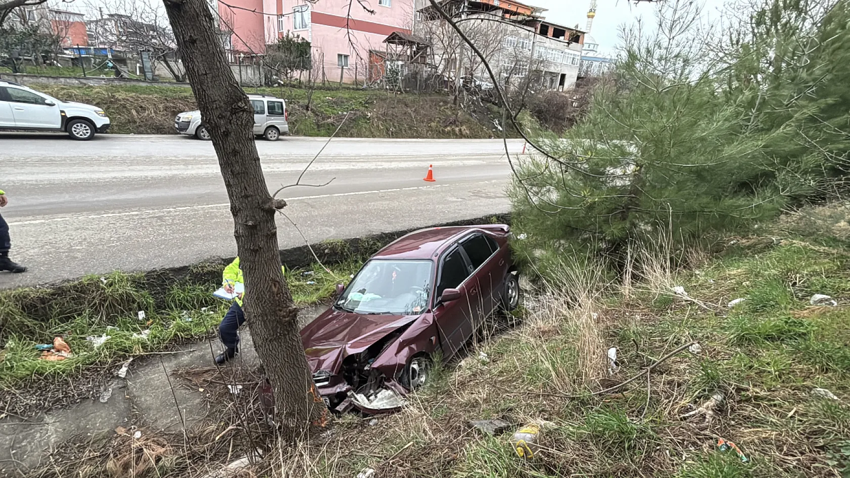 Samsun'da yoldan çıkan otomobilin sürücüsü yaralandı
