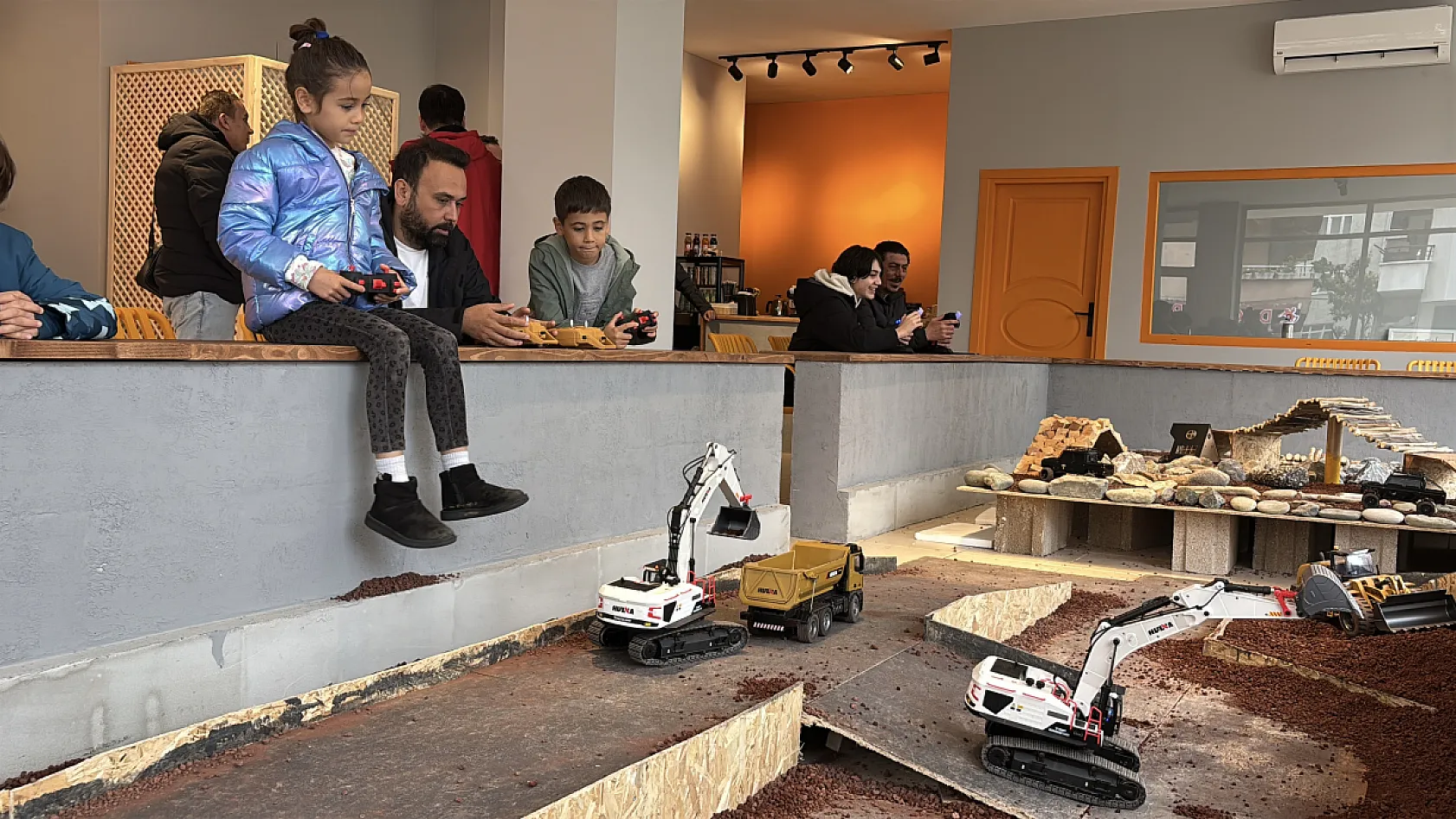 Samsun'da kafe müşterileri minyatür iş makineleriyle oynuyor