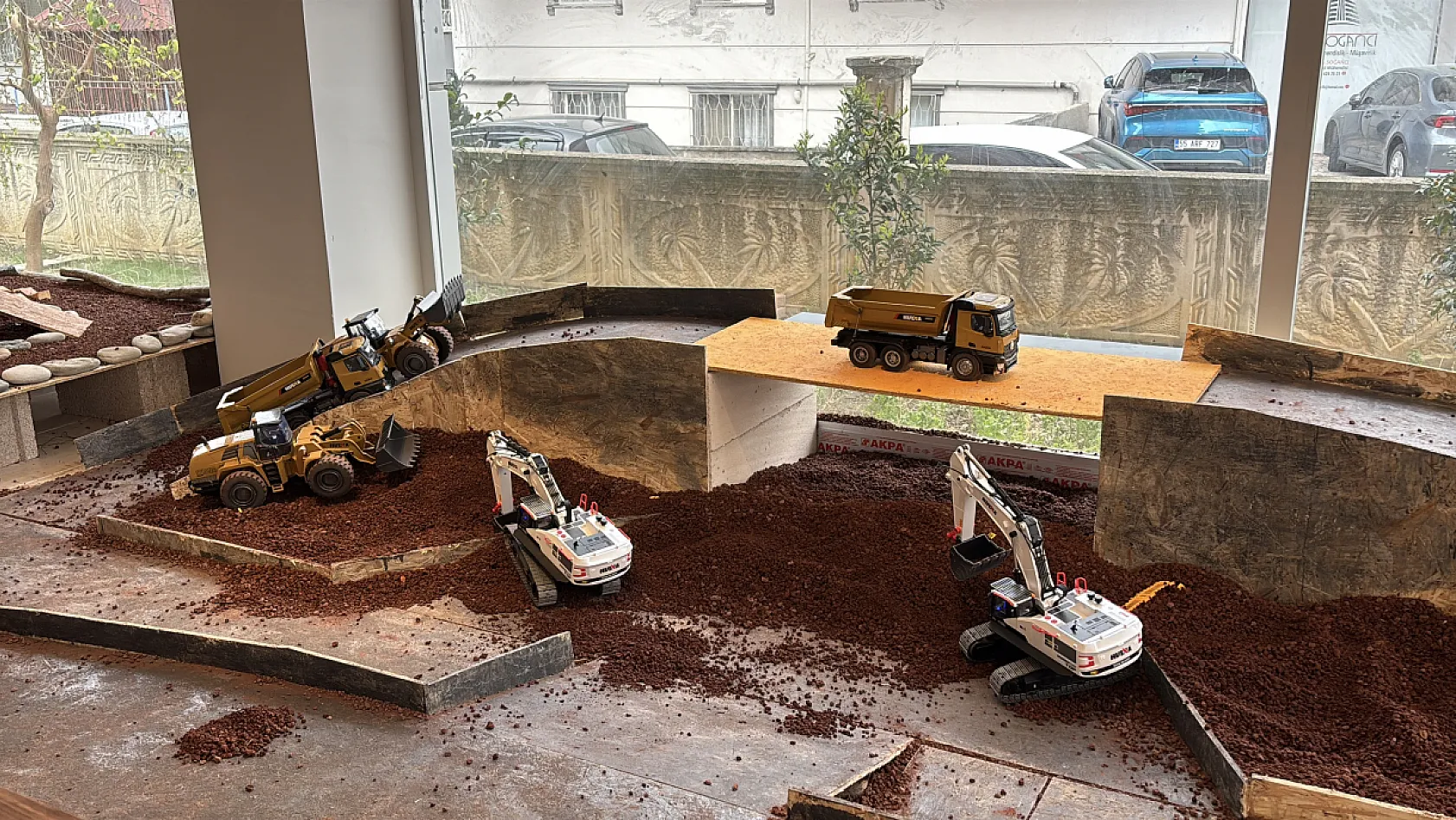 Samsun'da kafe müşterileri minyatür iş makineleriyle oynuyor