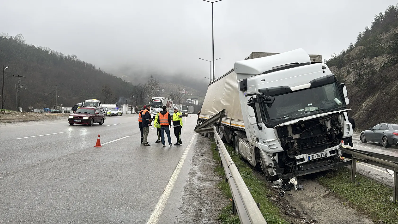 Freni boşalan tır Samsun'da dehşet saçtı: 500 metre kontrolden çıktı