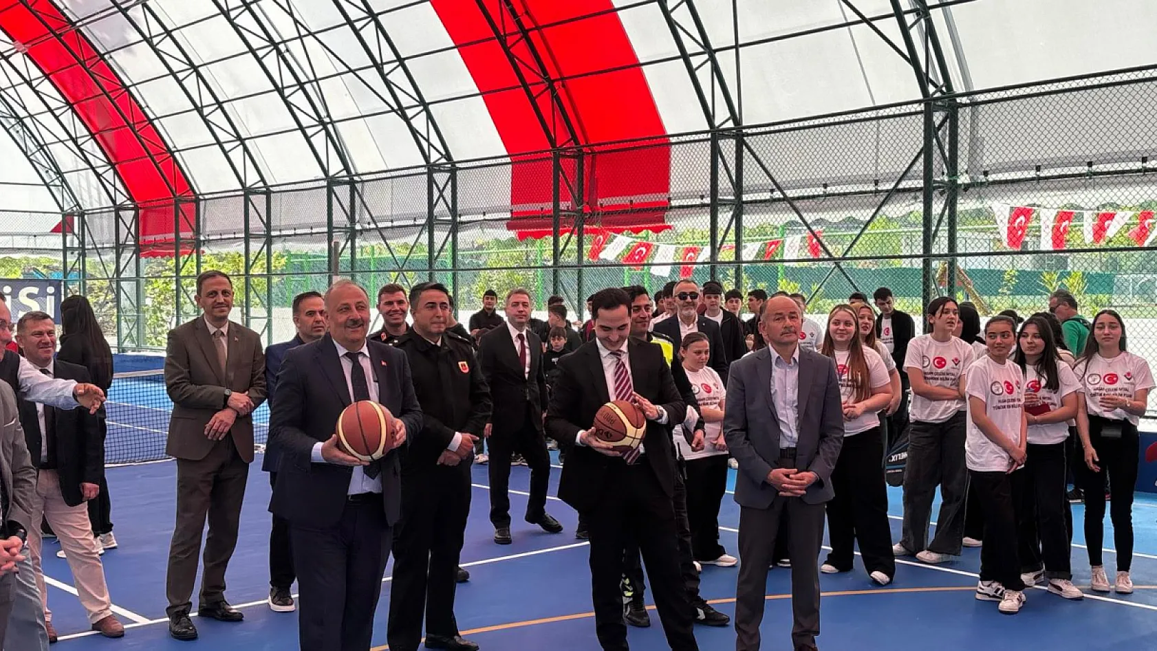 Salıpazarı'nda çok amaçlı spor tesisi hizmete açıldı