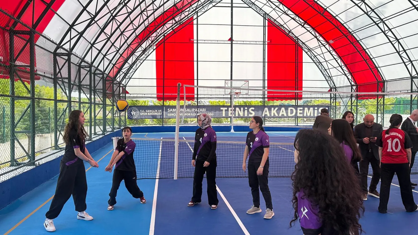 Salıpazarı'nda çok amaçlı spor tesisi hizmete açıldı