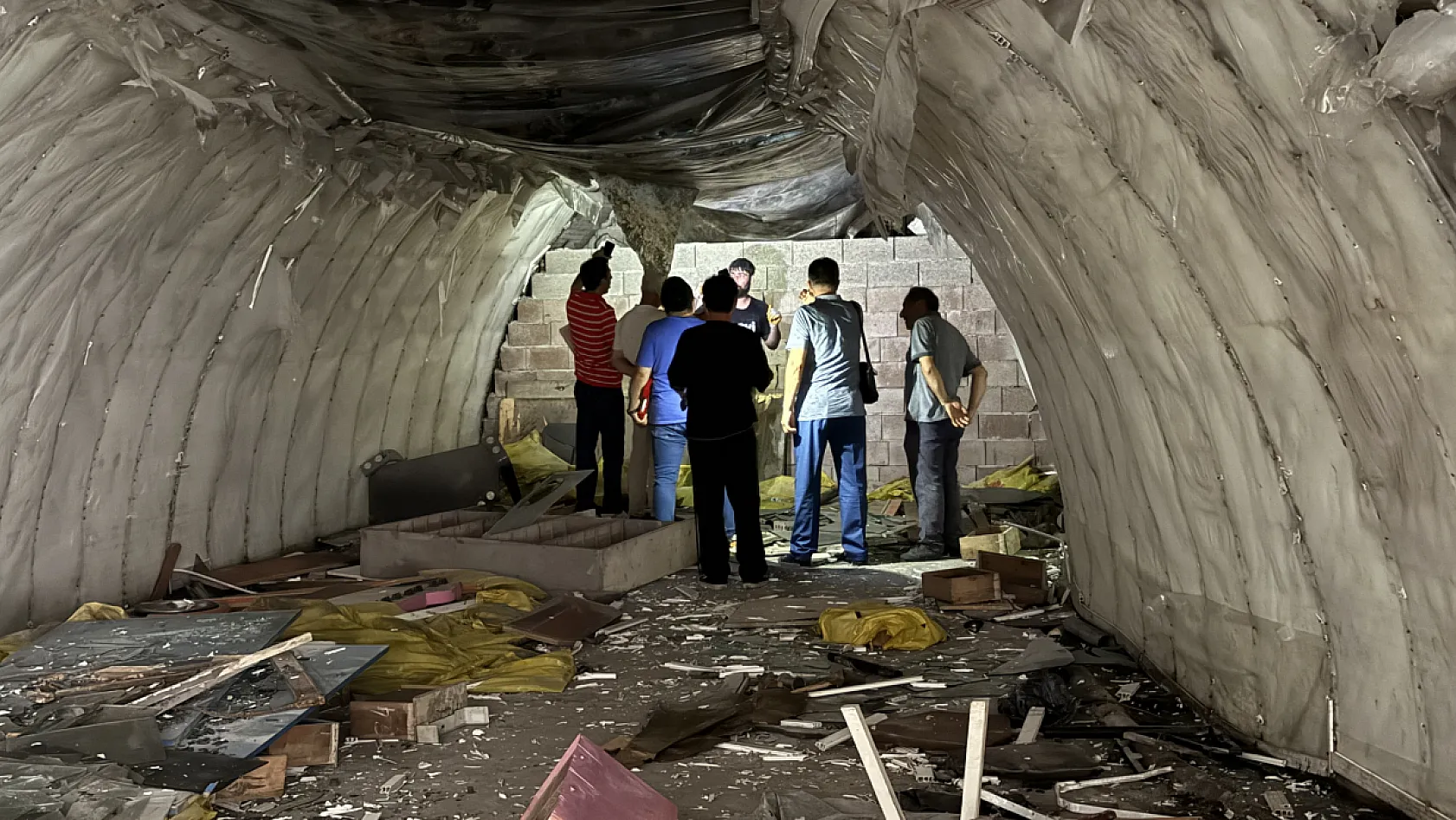 Zonguldak'ta iş hanının yıkıldığı alanda bulunan sığınak incelenecek