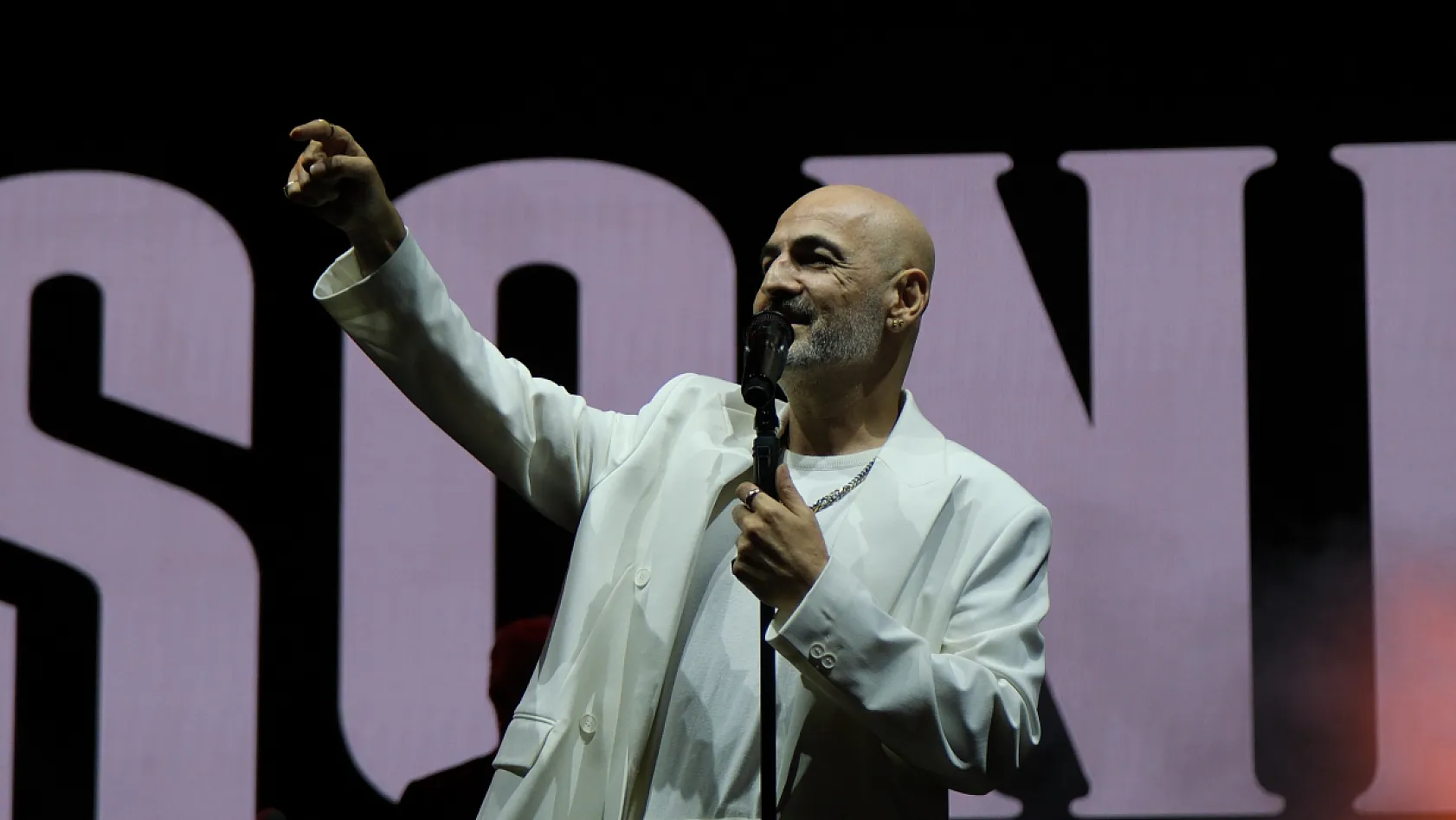 Soner Sarıkabadayı Çorum Hitit Fuarı'nda rüzgar gibi esti
