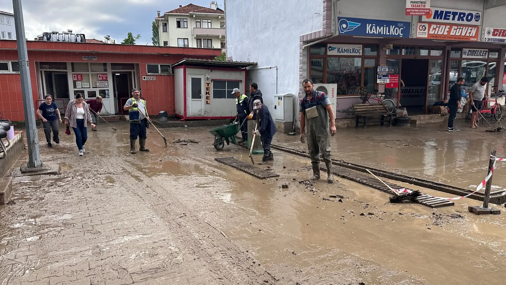 Kastamonu'da Sağanak Alarmı! 150'den Fazla Ev ve İş Yerini Su Bastı