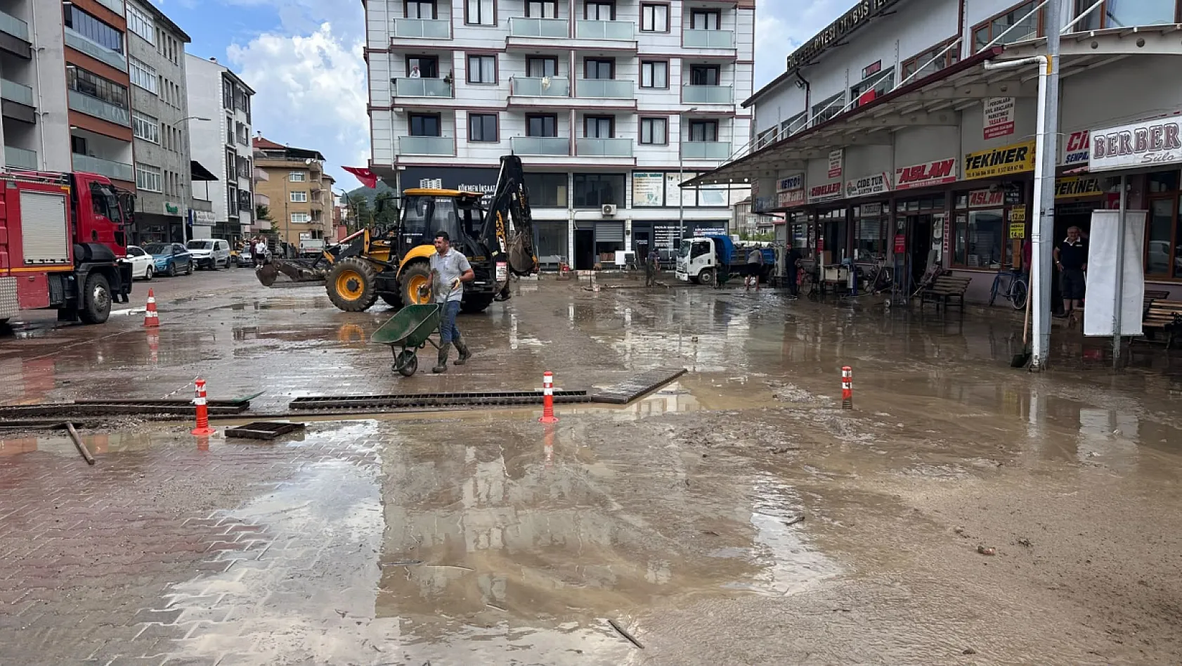 Kastamonu'da Sağanak Alarmı! 150'den Fazla Ev ve İş Yerini Su Bastı