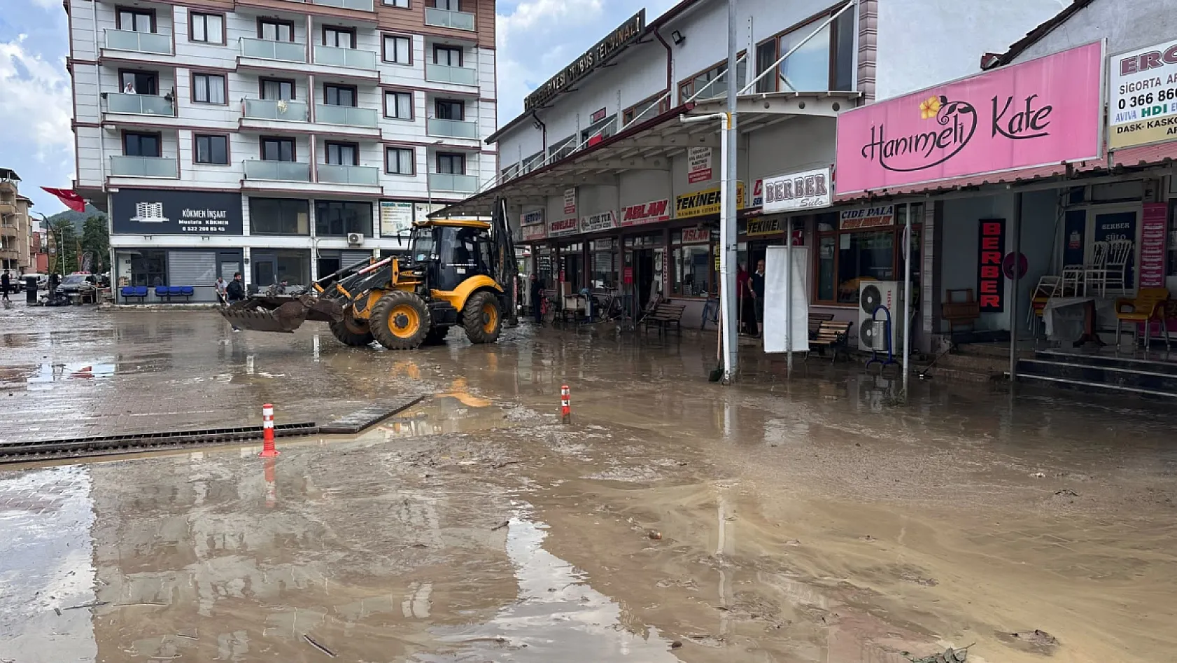Kastamonu'da Sağanak Alarmı! 150'den Fazla Ev ve İş Yerini Su Bastı