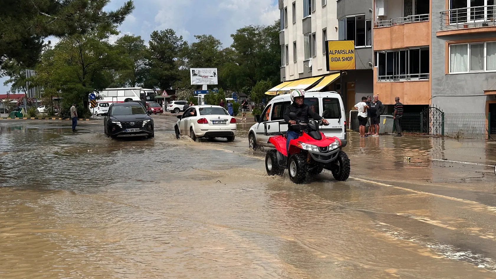 Kastamonu'da Sel Alarmı! 150'yi Aşkın Ev ve İş Yerini Su Bastı