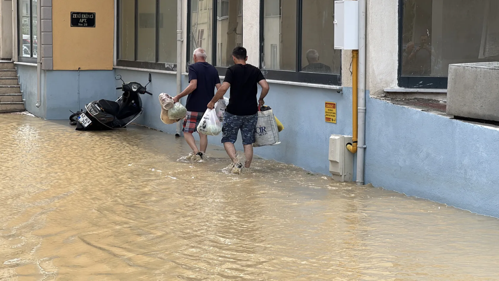 Kastamonu'da Sel Alarmı! 150'yi Aşkın Ev ve İş Yerini Su Bastı