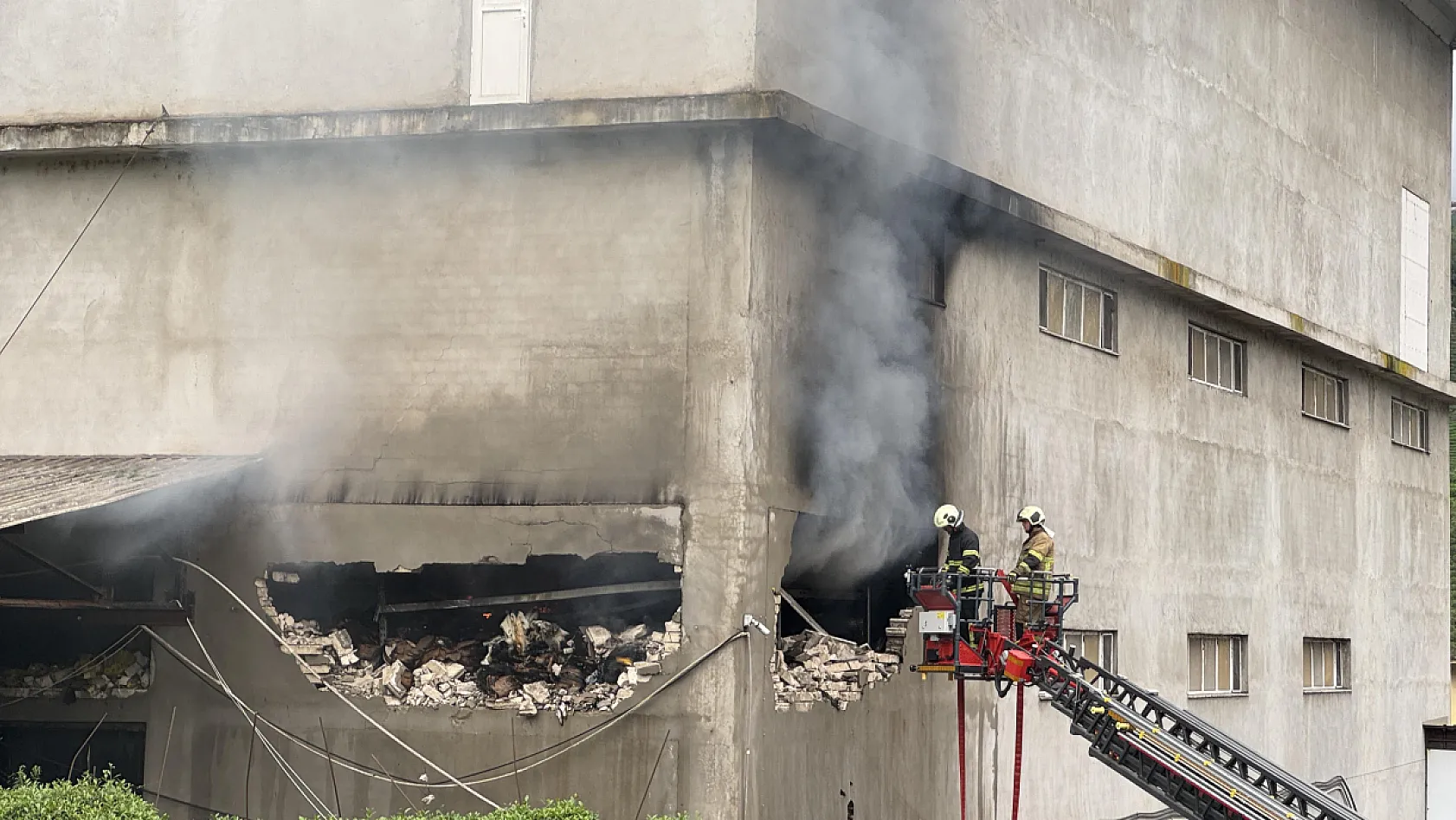 Rize'de çay fabrikasının deposunda çıkan yangın söndürüldü
