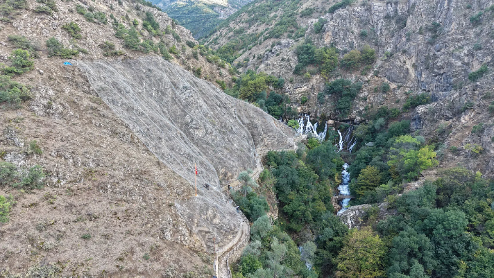 Tomara Şelalesi'nde güvenlik için çelik ağlı önlem