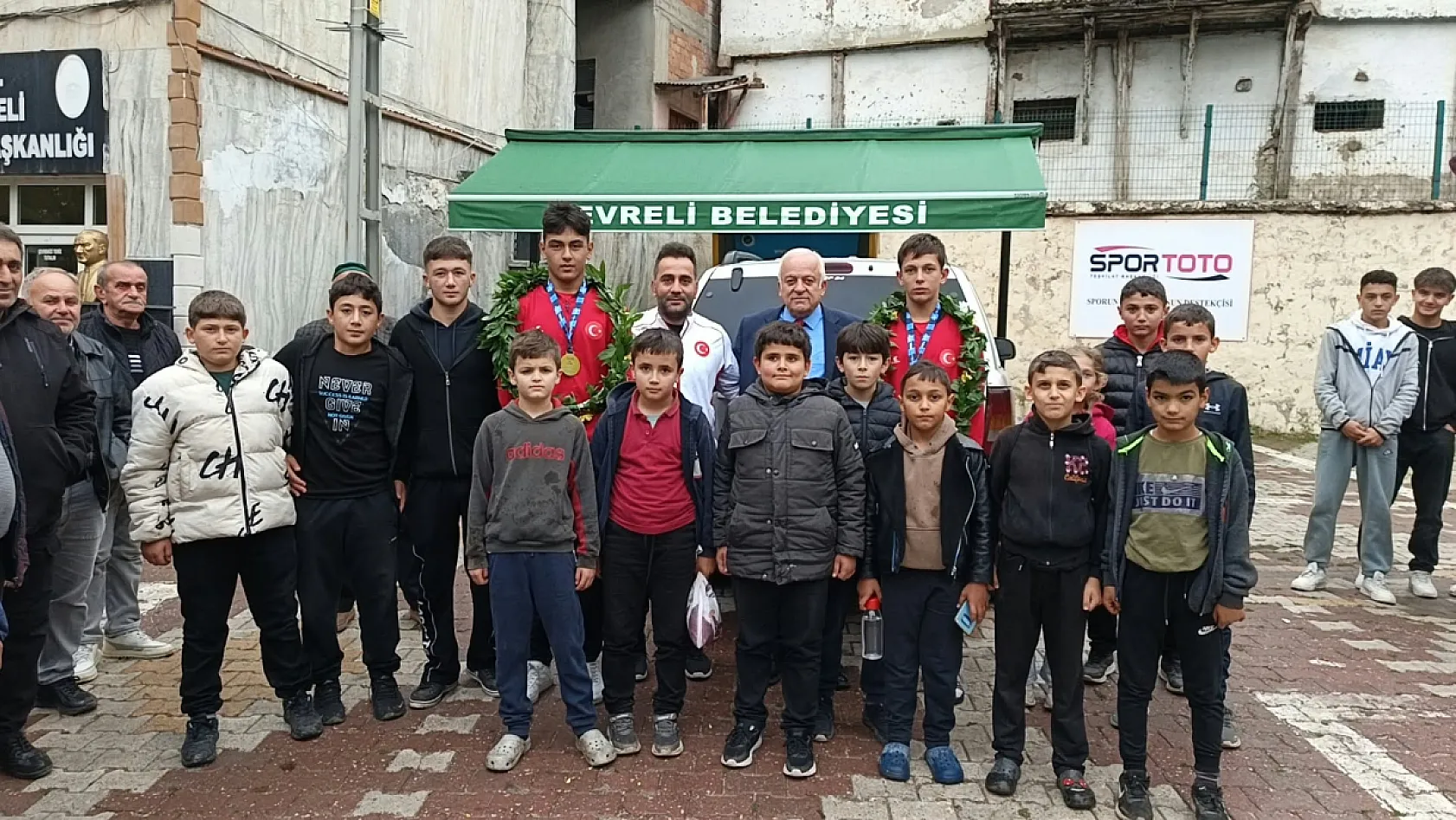 U15 Balkan Güreş Şampiyonası'nda madalya kazanan sporculara Tokat'ta coşkulu karşılama