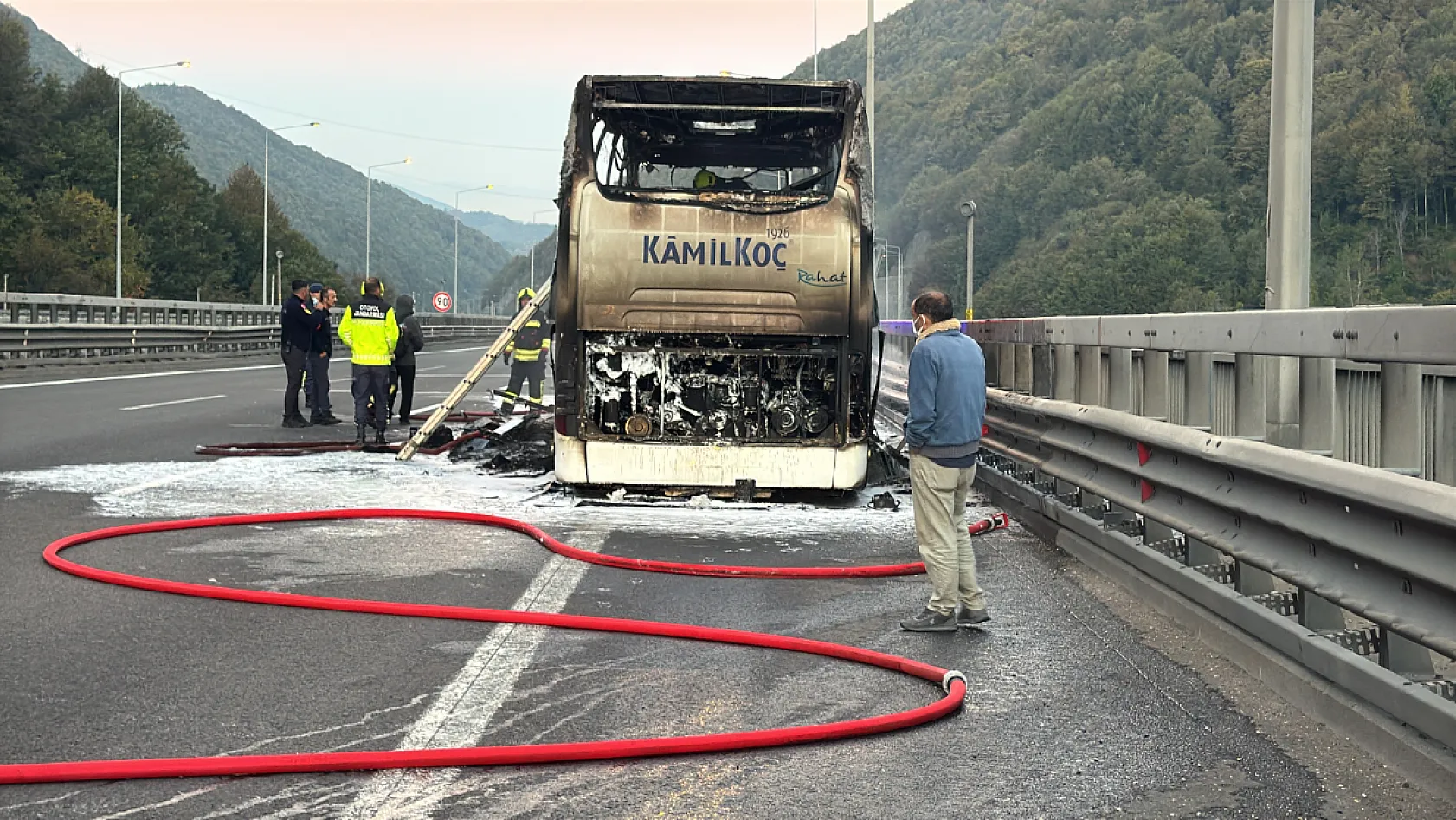 Bolu Dağı Tüneli viyadüklerinde yolcu otobüsü alevlere teslim oldu