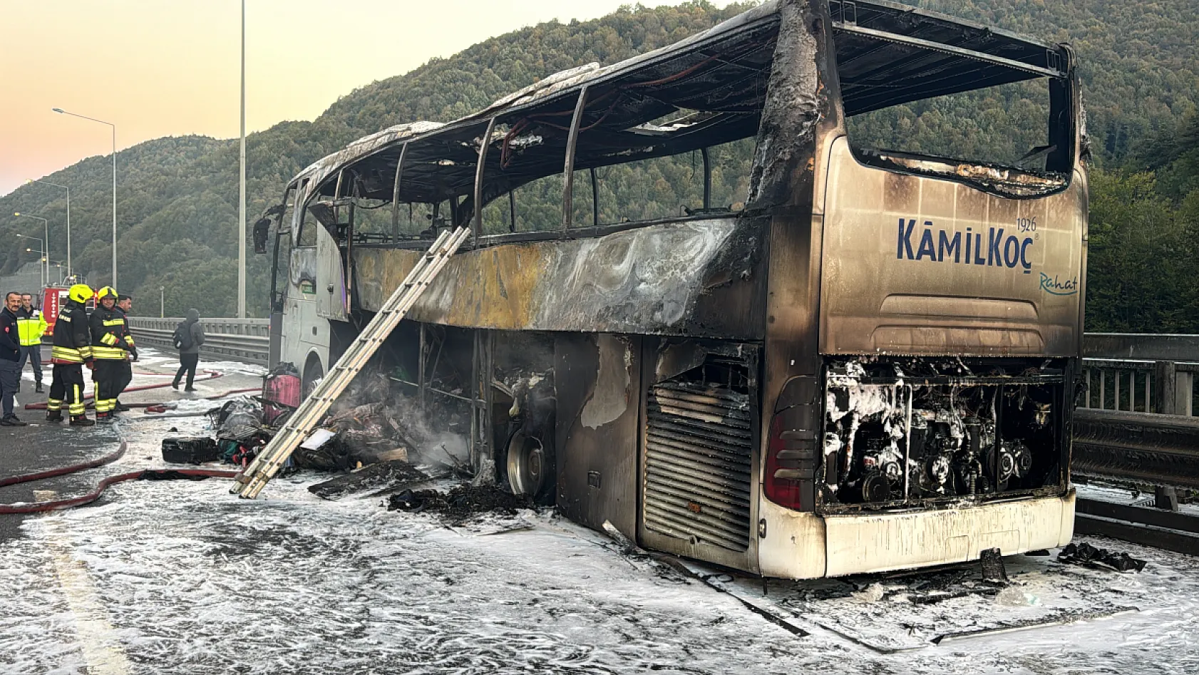 Bolu Dağı Tüneli viyadüklerinde yolcu otobüsü alevlere teslim oldu
