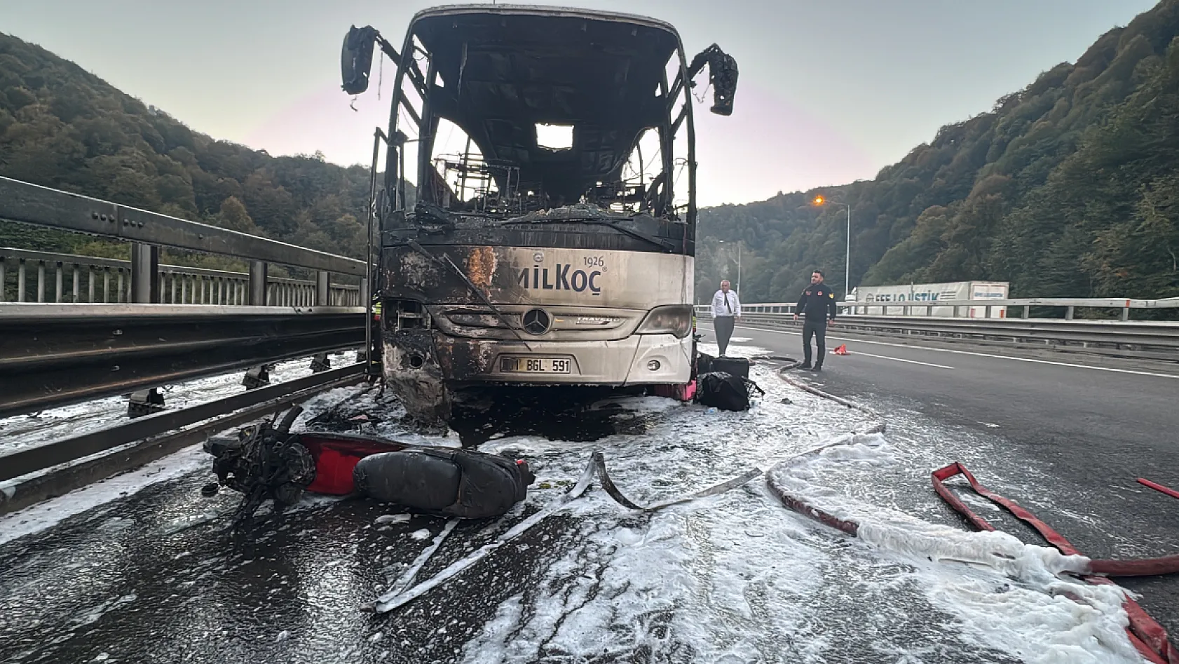Bolu Dağı Tüneli viyadüklerinde yolcu otobüsü alevlere teslim oldu