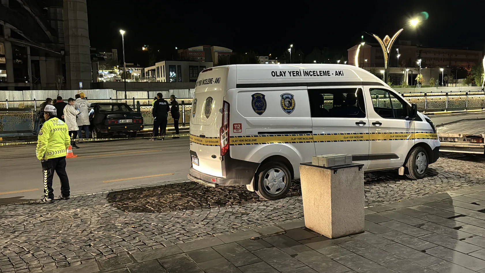 Karabük'te otomobil demir korkuluklara çarptı