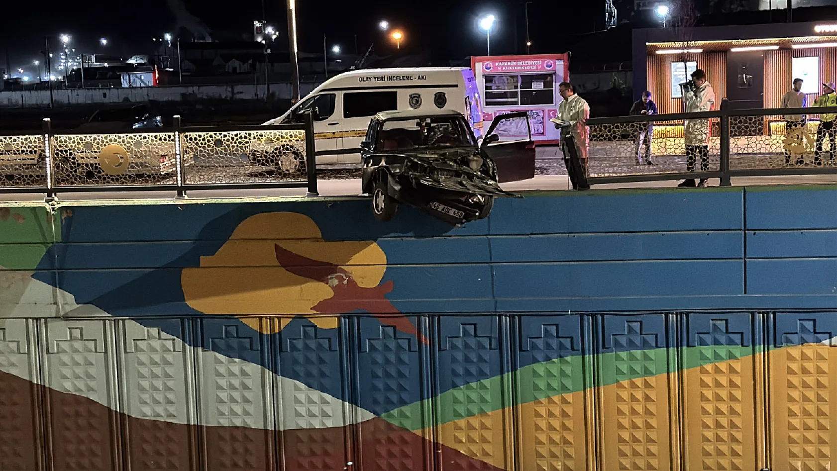 Karabük'te otomobil demir korkuluklara çarptı