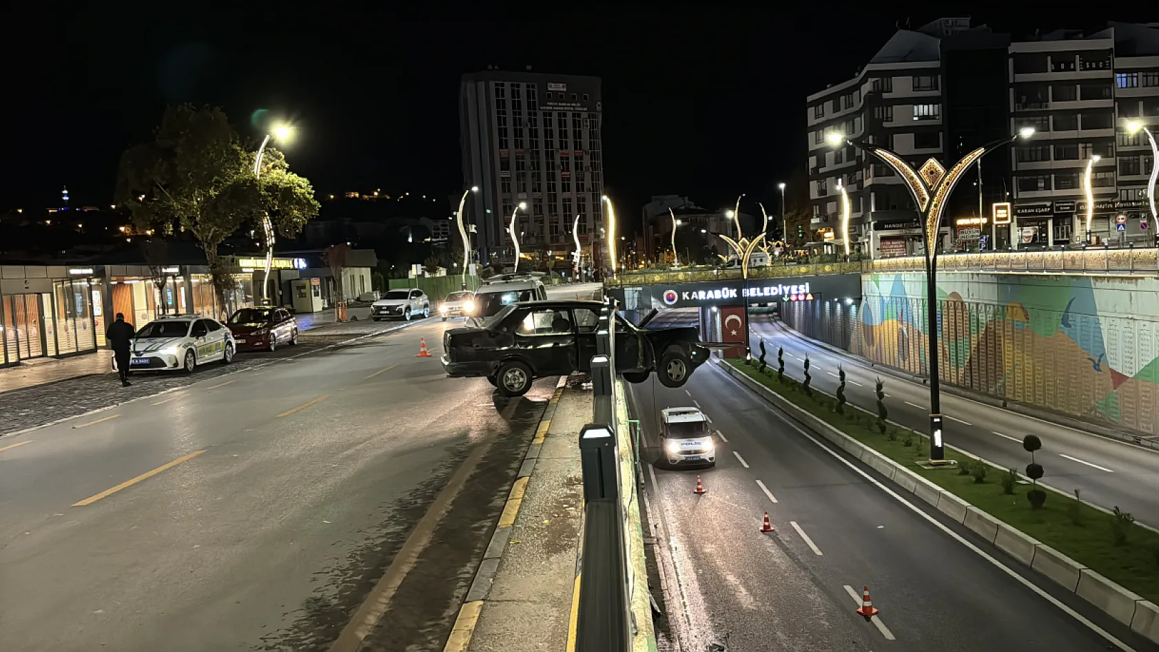 Karabük'te otomobil demir korkuluklara çarptı