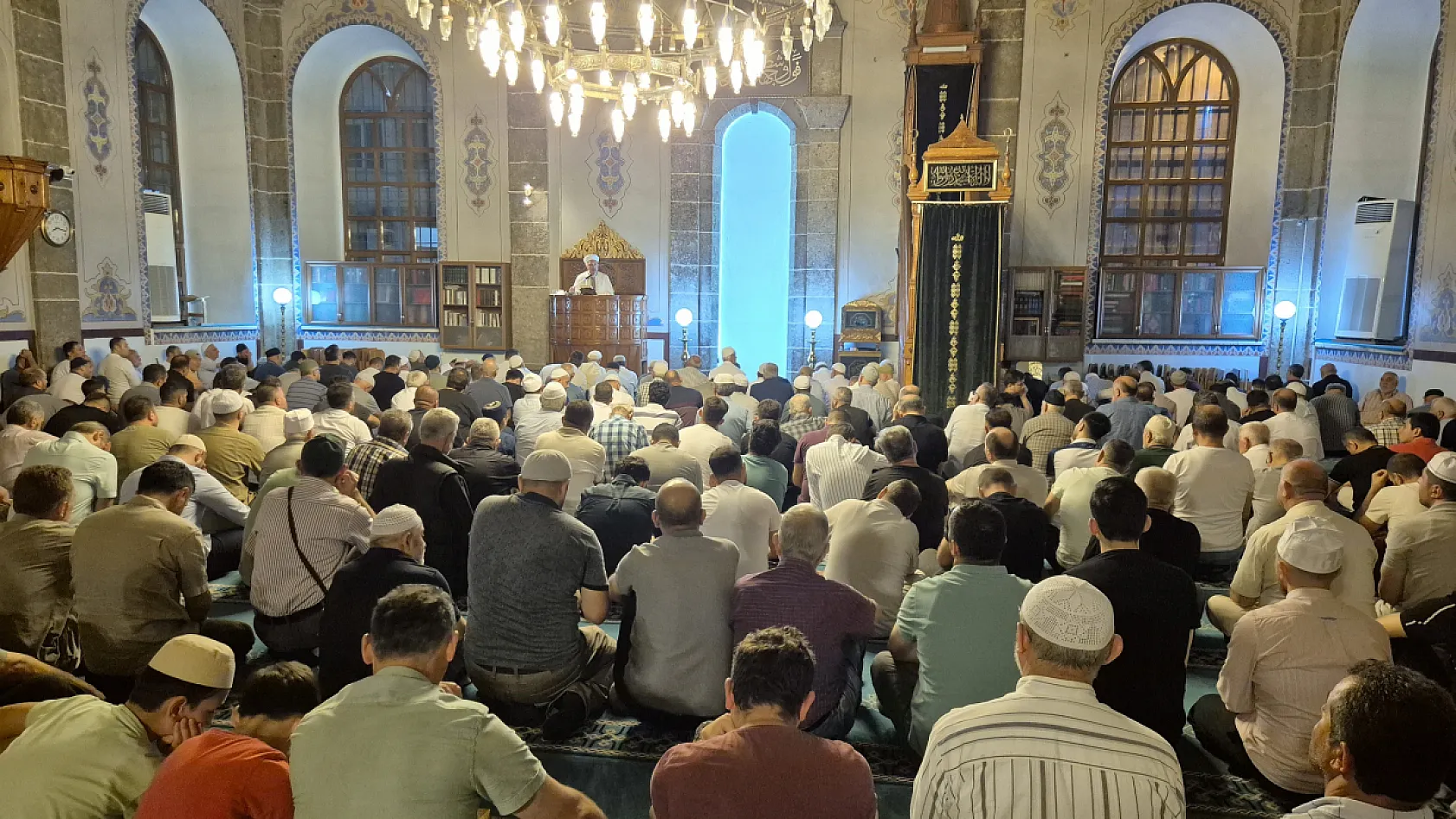 Mevlid kandilinde camiler doldu! Eller semaya açıldı