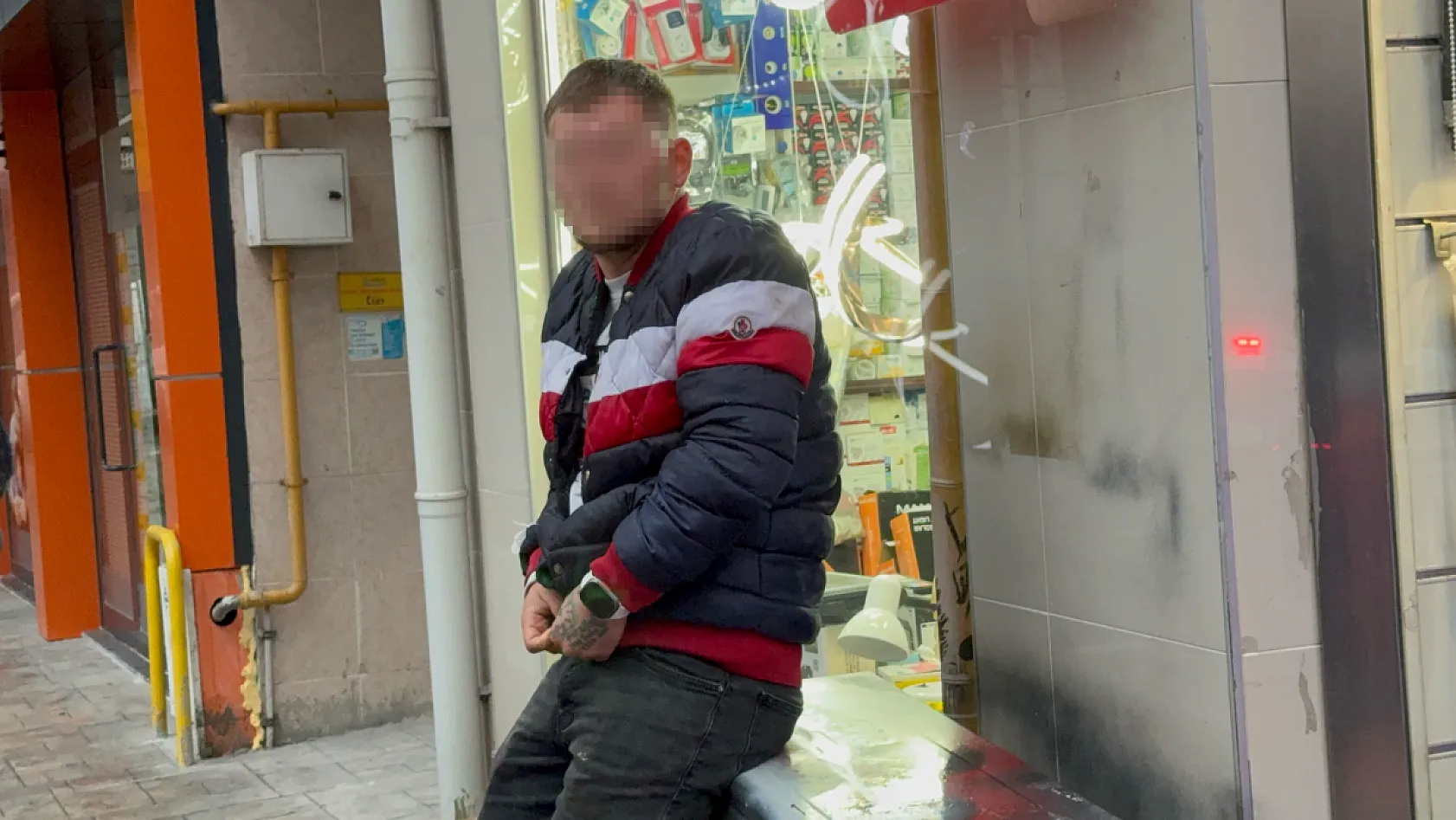 Kapı camını kırıp girdiği avizeci dükkânında uyuyakaldı