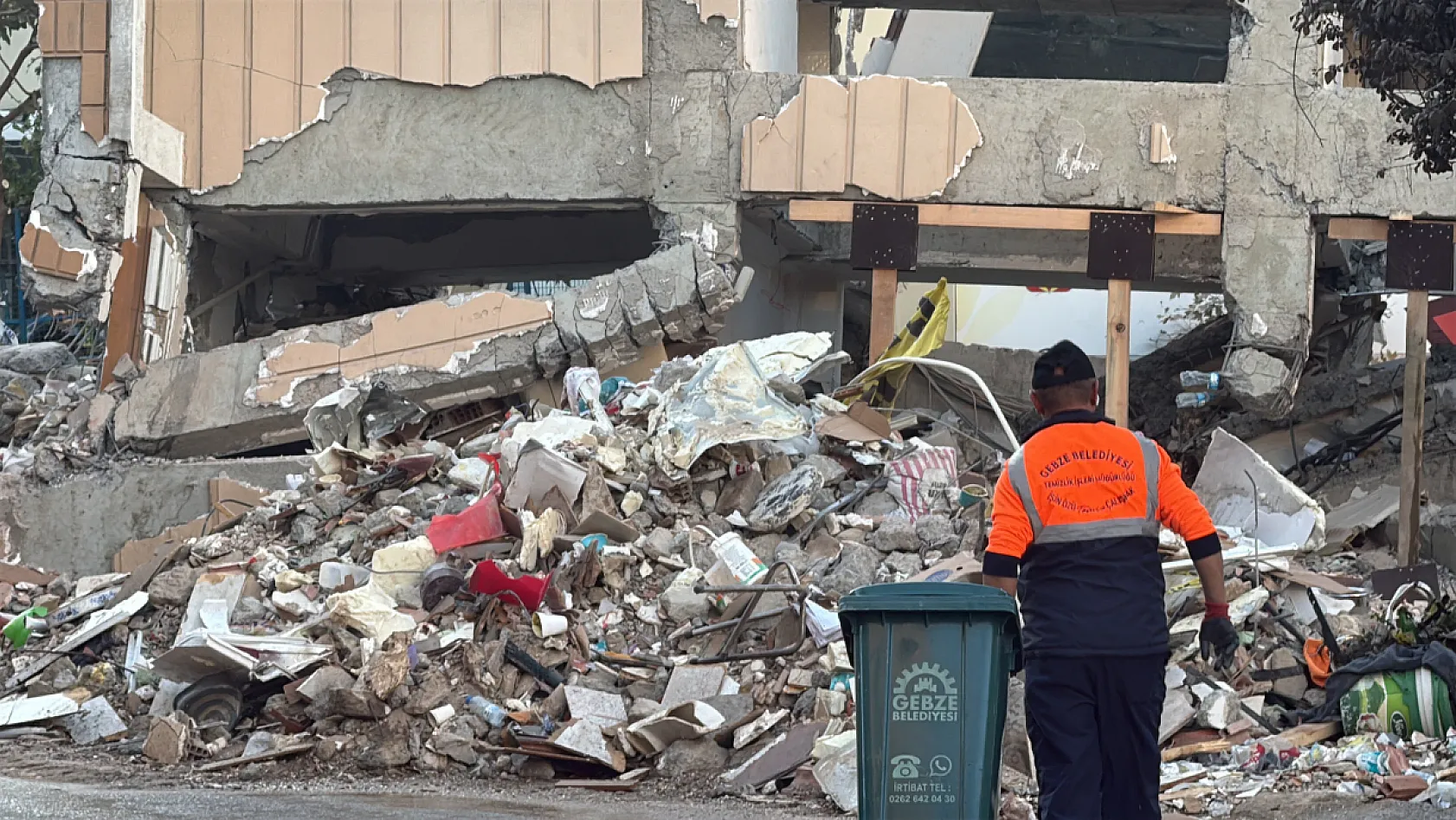 Kocaeli'de çöken bina 4 kişilik aileye mezar oldu