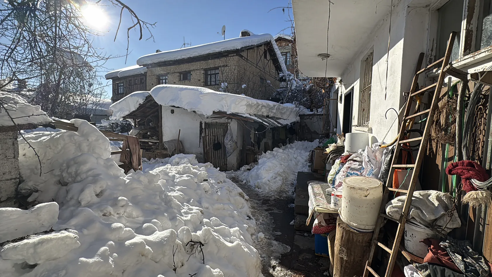 Karabük'te 80 yaşındaki bir kadın, evinin arka bahçesinde donmuş halde ölü bulundu