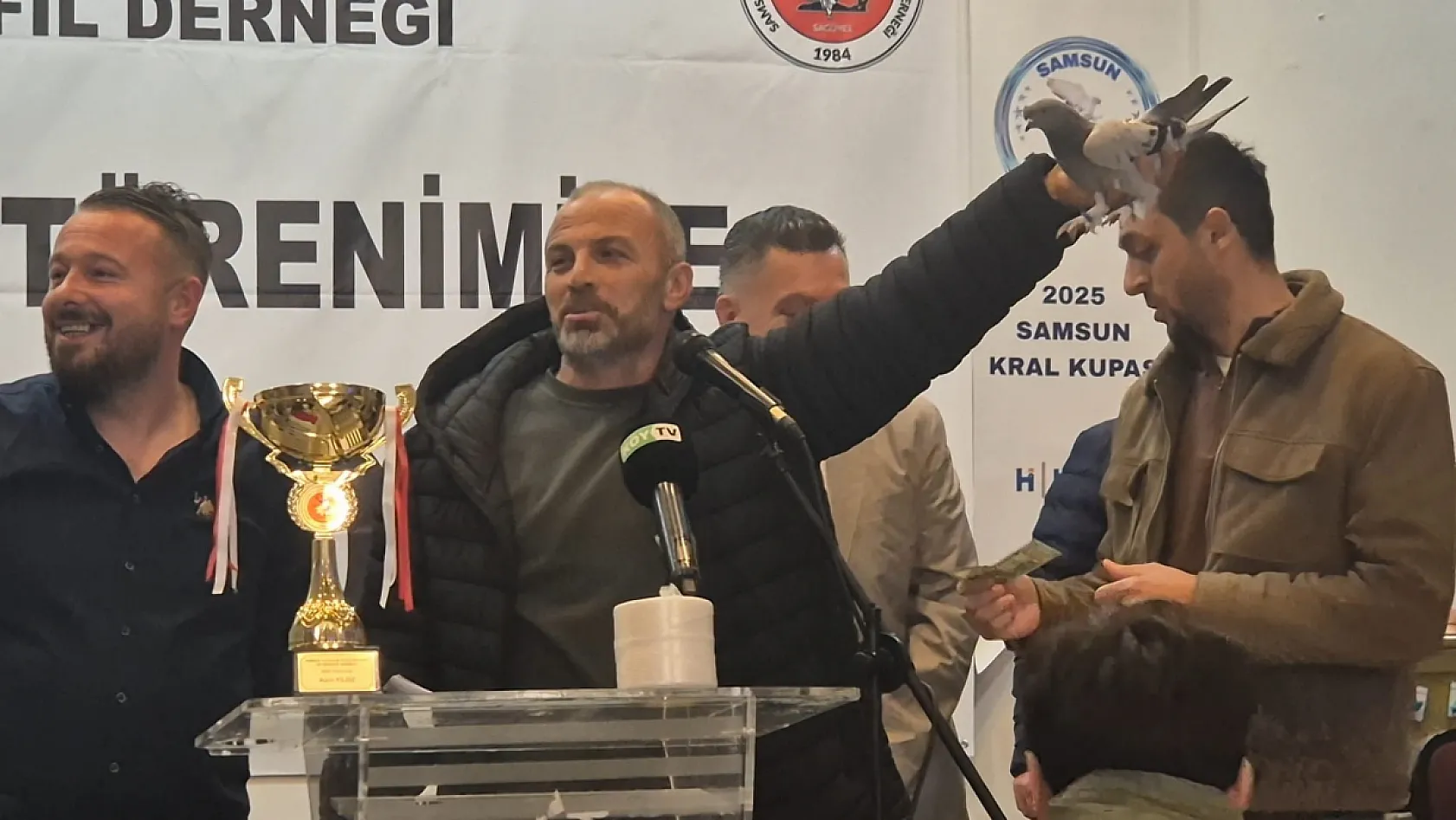 Samsun'da güvercin severler kupa töreninde buluştu