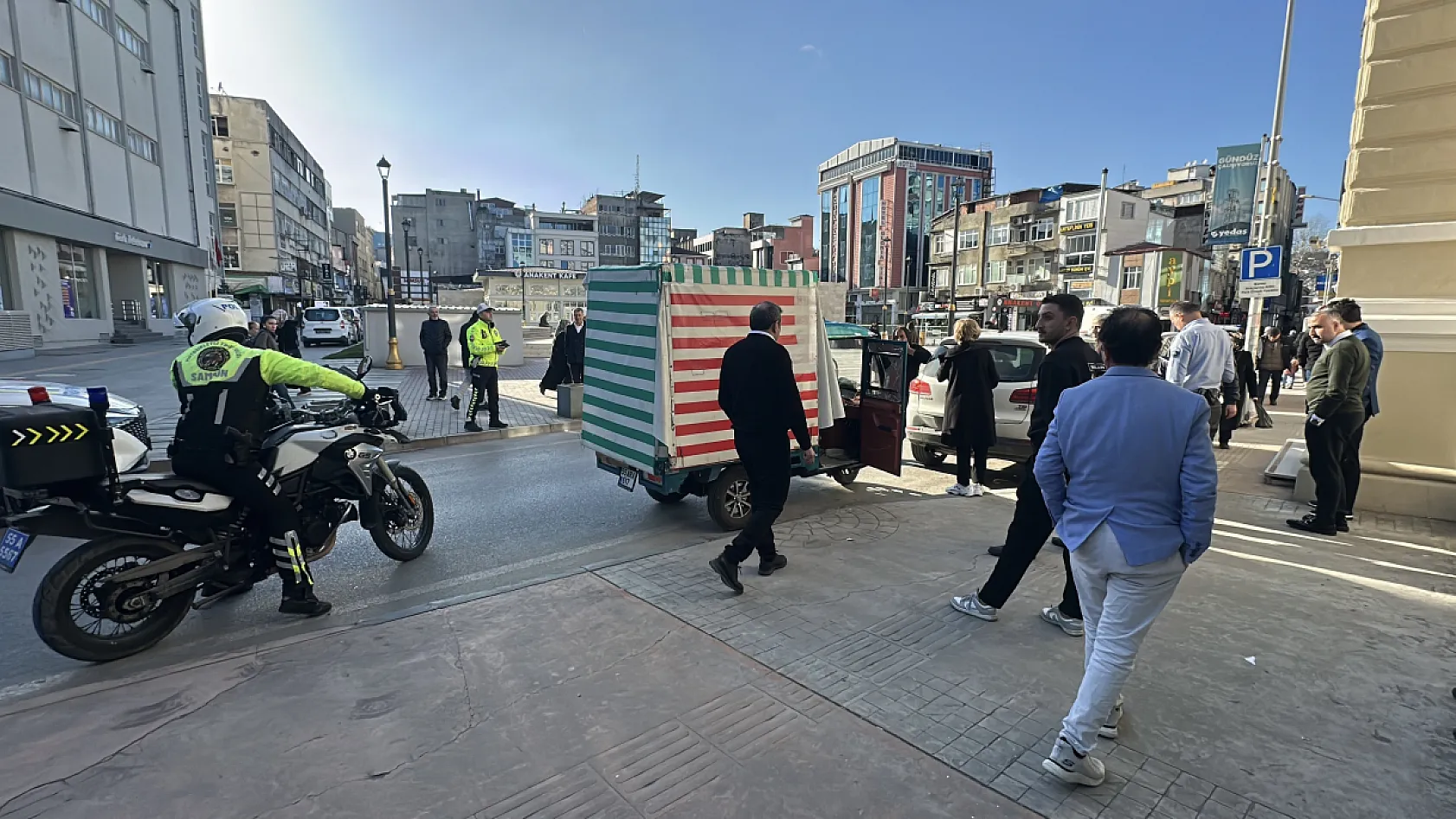 İlkadım'da Trafik Kazası: Elektrikli Motor Park Halindeki Araca Çarptı!