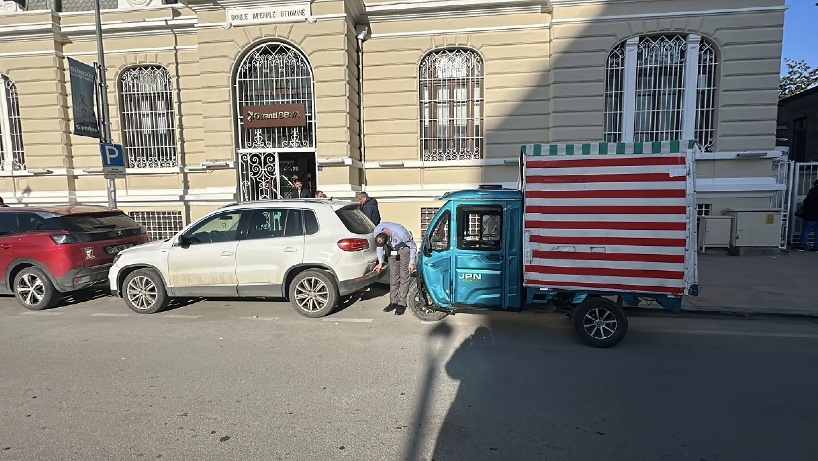 İlkadım'da Trafik Kazası: Elektrikli Motor Park Halindeki Araca Çarptı!