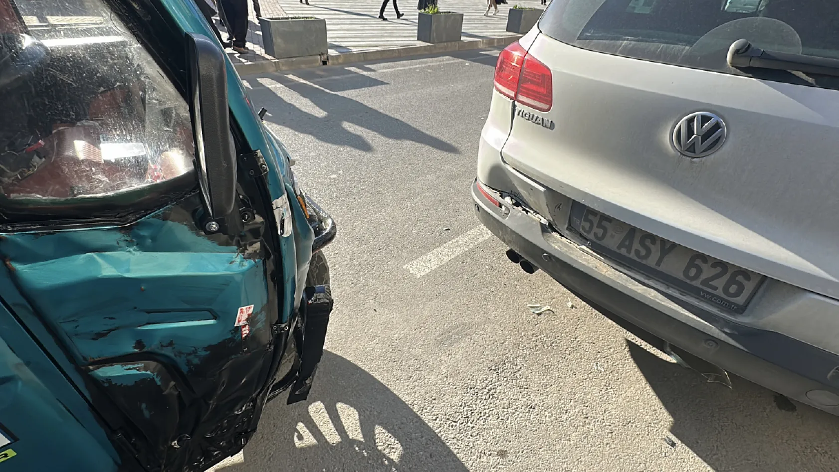 İlkadım'da Trafik Kazası: Elektrikli Motor Park Halindeki Araca Çarptı!