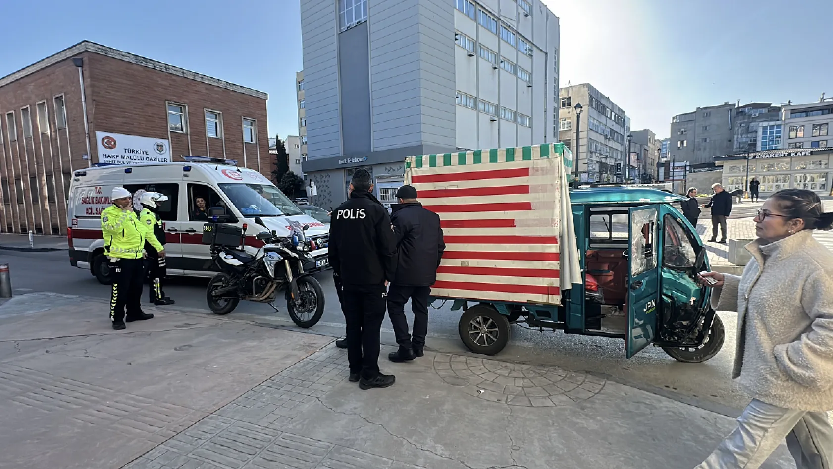 İlkadım'da Trafik Kazası: Elektrikli Motor Park Halindeki Araca Çarptı!