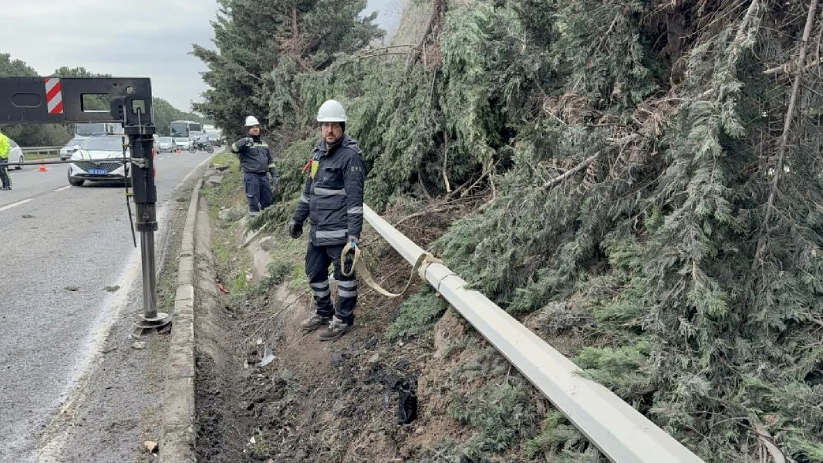 Canik'te Hafriyat Kamyonu Refüje Çarptı