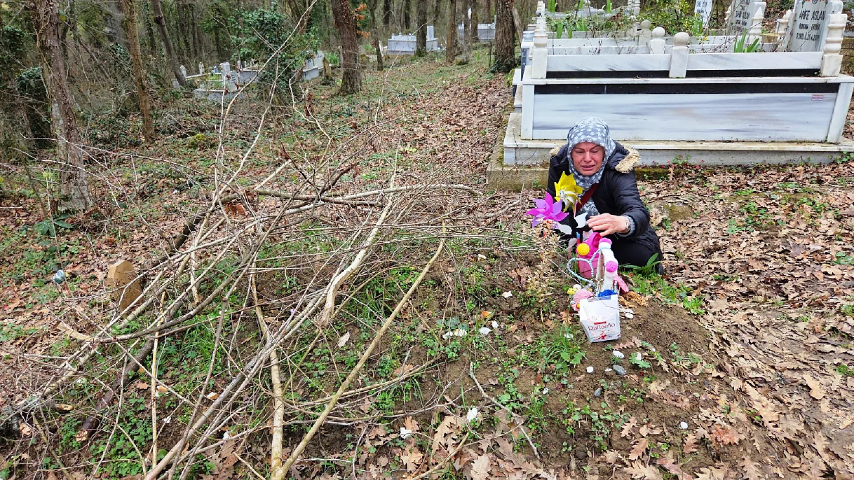 Samsun'da En Acı Bayram: 13 Yaşındaki Elifnaz'ın Mezarına Bayram Şekeri Bıraktılar