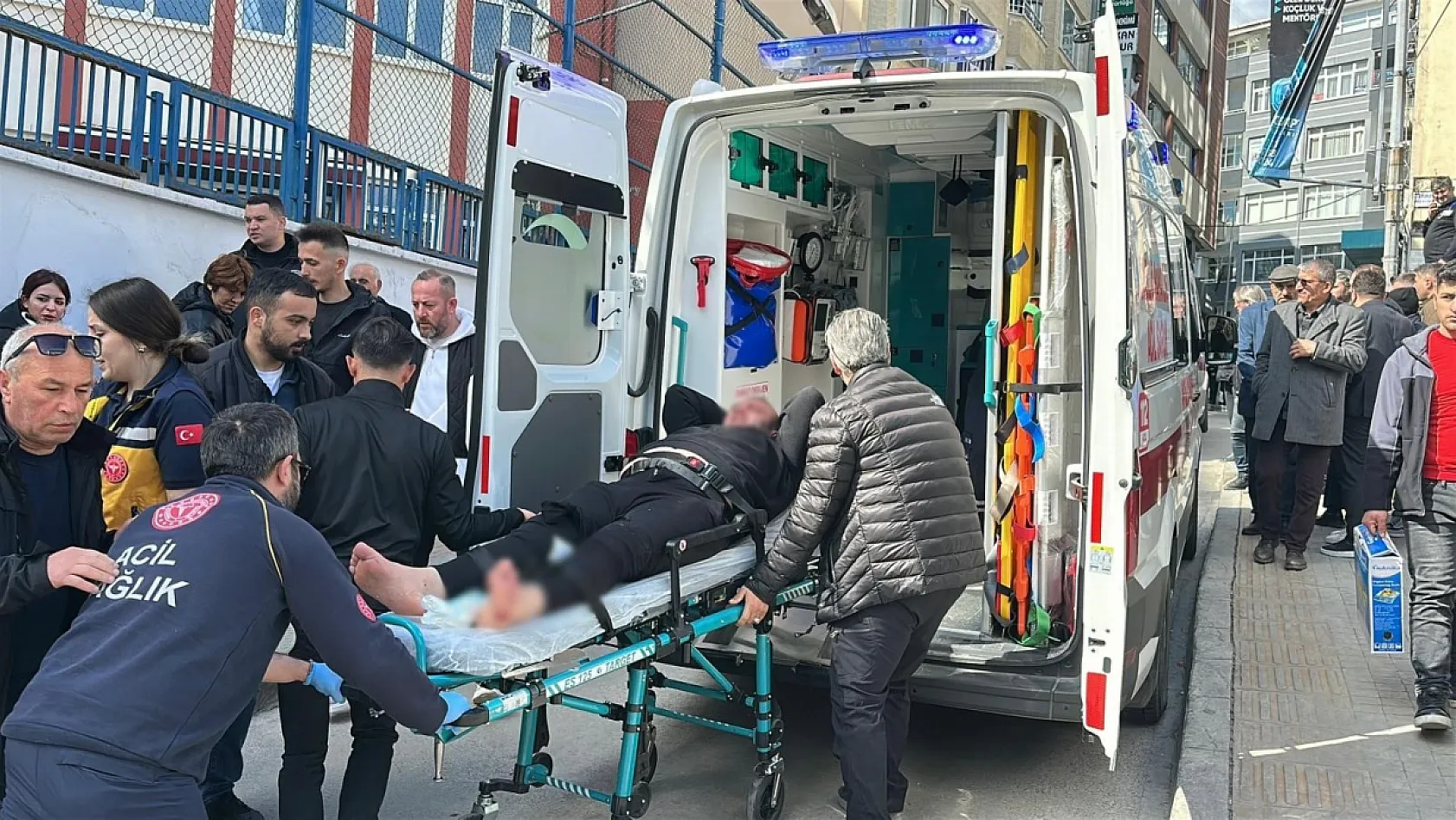 Okul önünde silahlı hesaplaşma: 2 kişi yaralandı