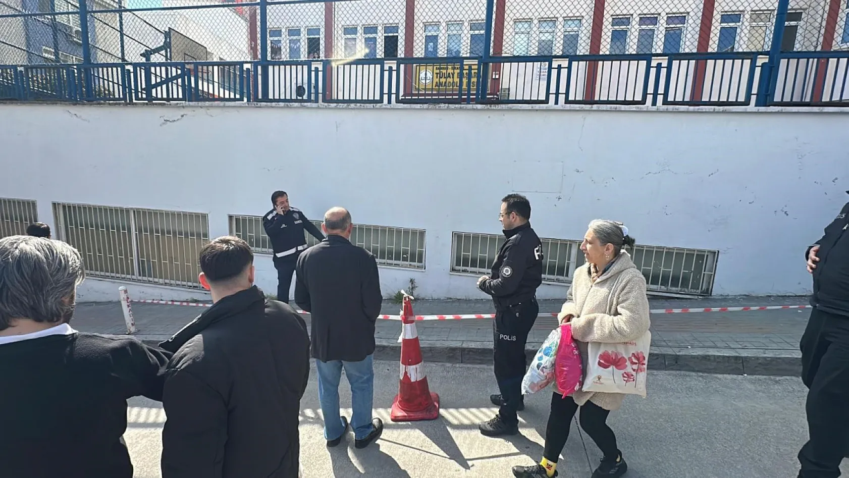 Okul önünde silahlı hesaplaşma: 2 kişi yaralandı