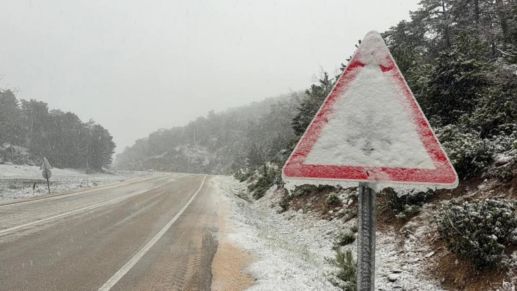 Afyon'da Mayıs'ta Kar Esareti: Okullar Tatil, Yollar Kapalı!