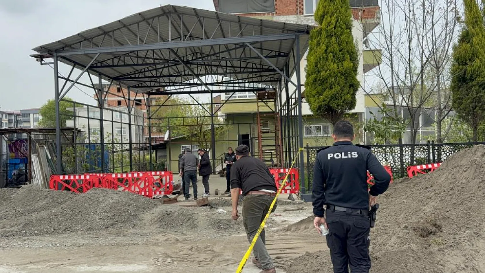 Bir Kazık İçin Dehşet Saçtı: Komşularını Tüfekle Vurdu, Başına Keser Yedi!