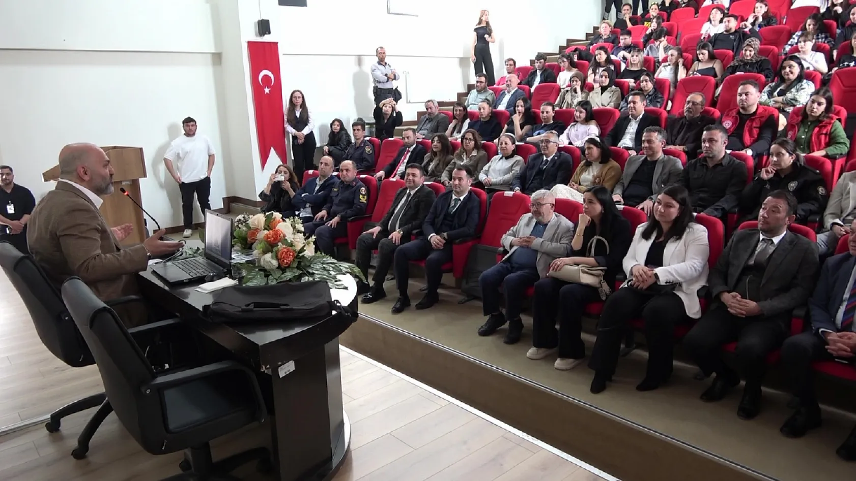 'Şikayet edip izliyoruz!' RTÜK Üyesi Davulcu'dan çarpıcı reyting itirafı!