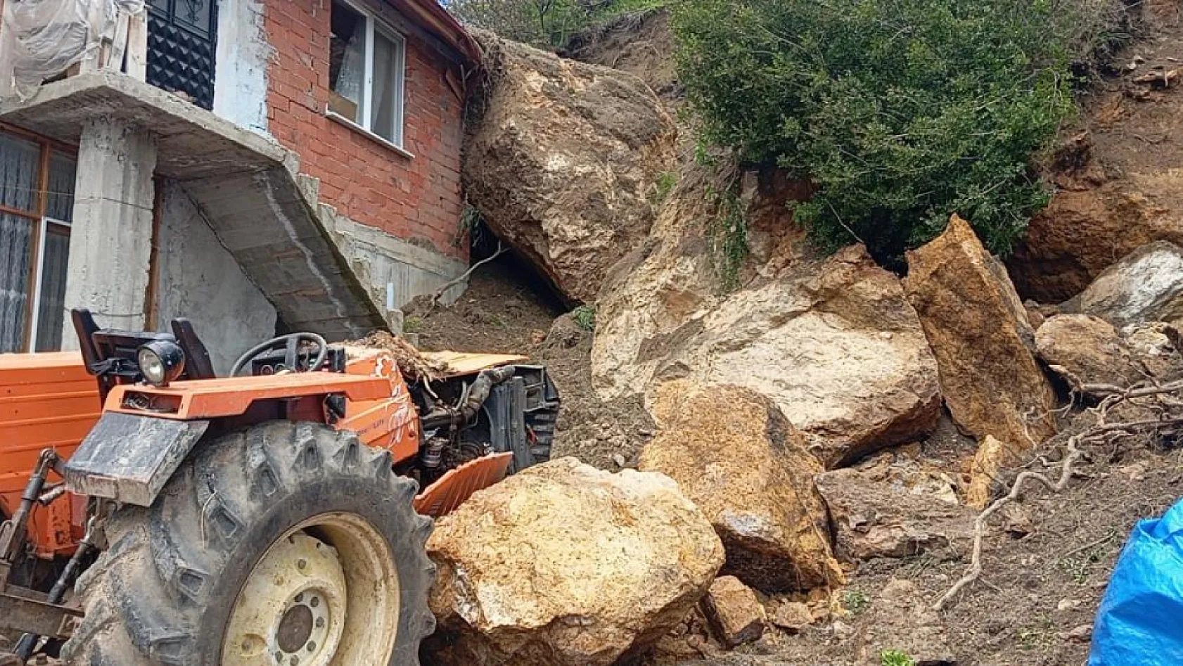 Amasya'da korku dolu gece: Heyelanda kopan kayalar eve düştü