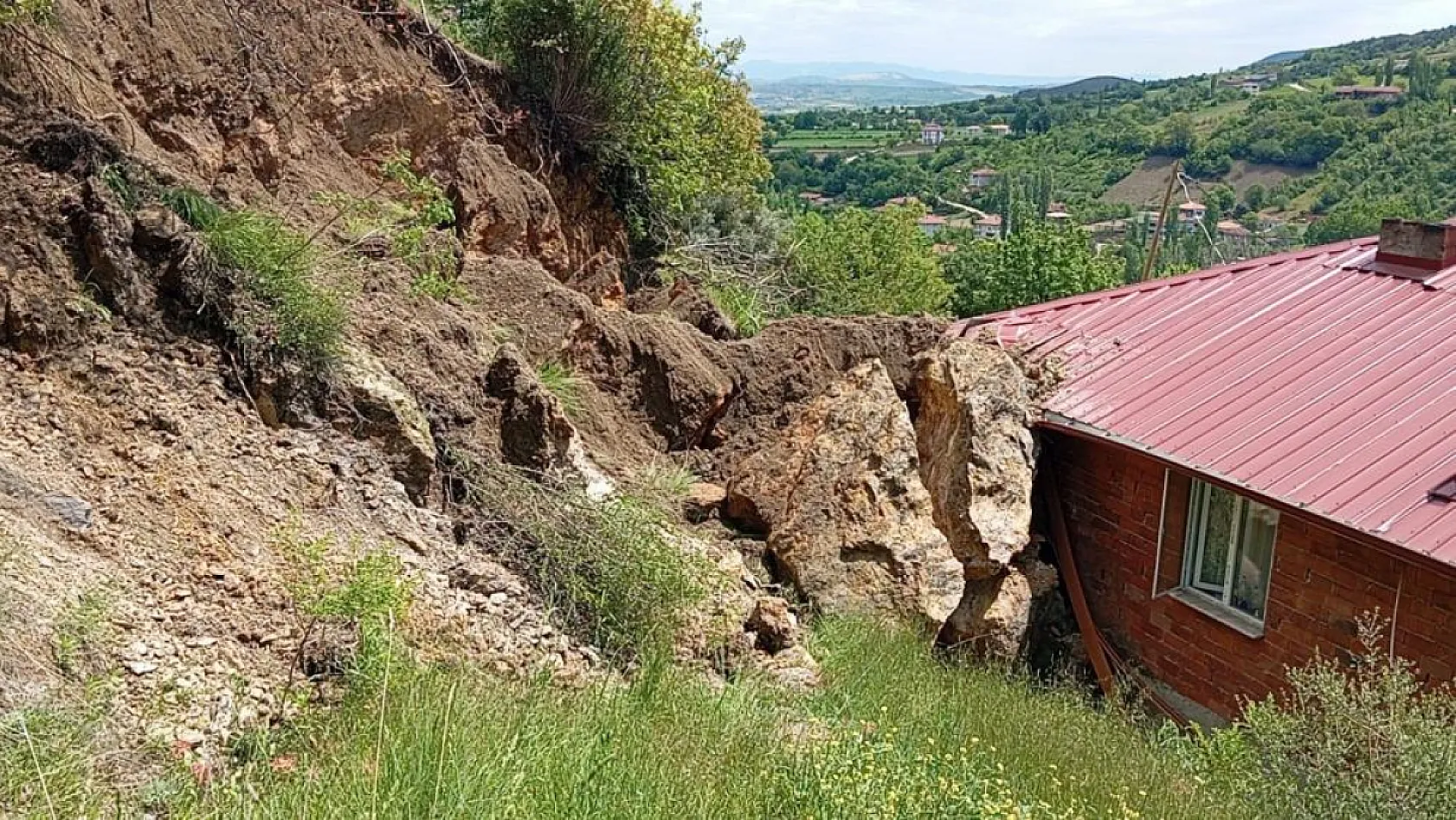Amasya'da korku dolu gece: Heyelanda kopan kayalar eve düştü