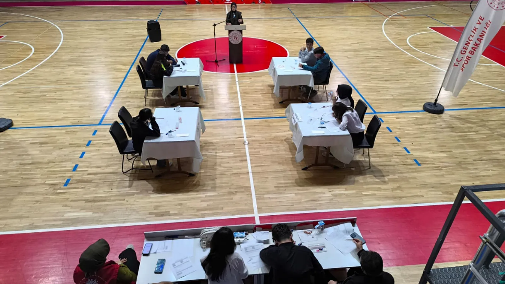 Vezirköprü'de liseliler münazarada kıyasıya yarıştı