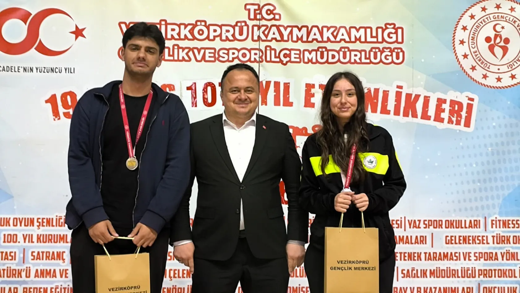 Vezirköprü'de liseliler münazarada kıyasıya yarıştı