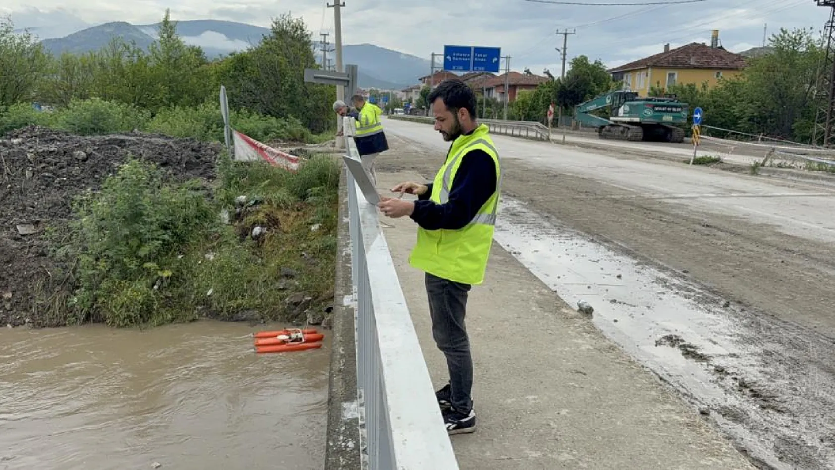 Taşkın Sonrası Kritik Önlem: Yol Kenarına Taş Setler Kuruldu