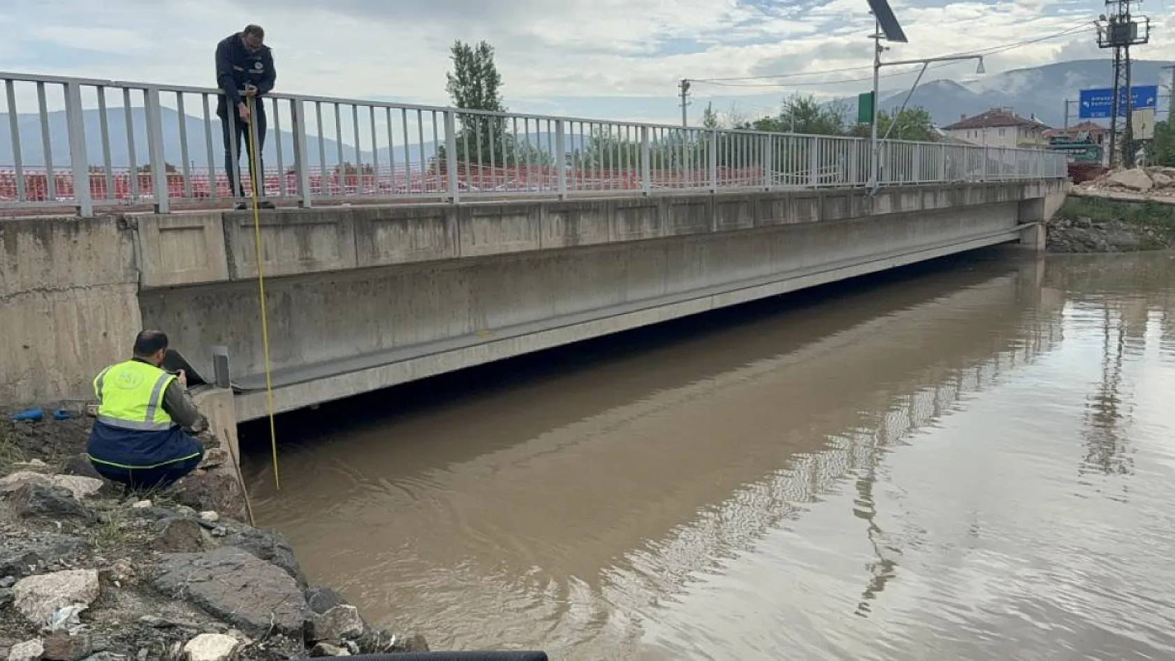 Taşkın Sonrası Kritik Önlem: Yol Kenarına Taş Setler Kuruldu
