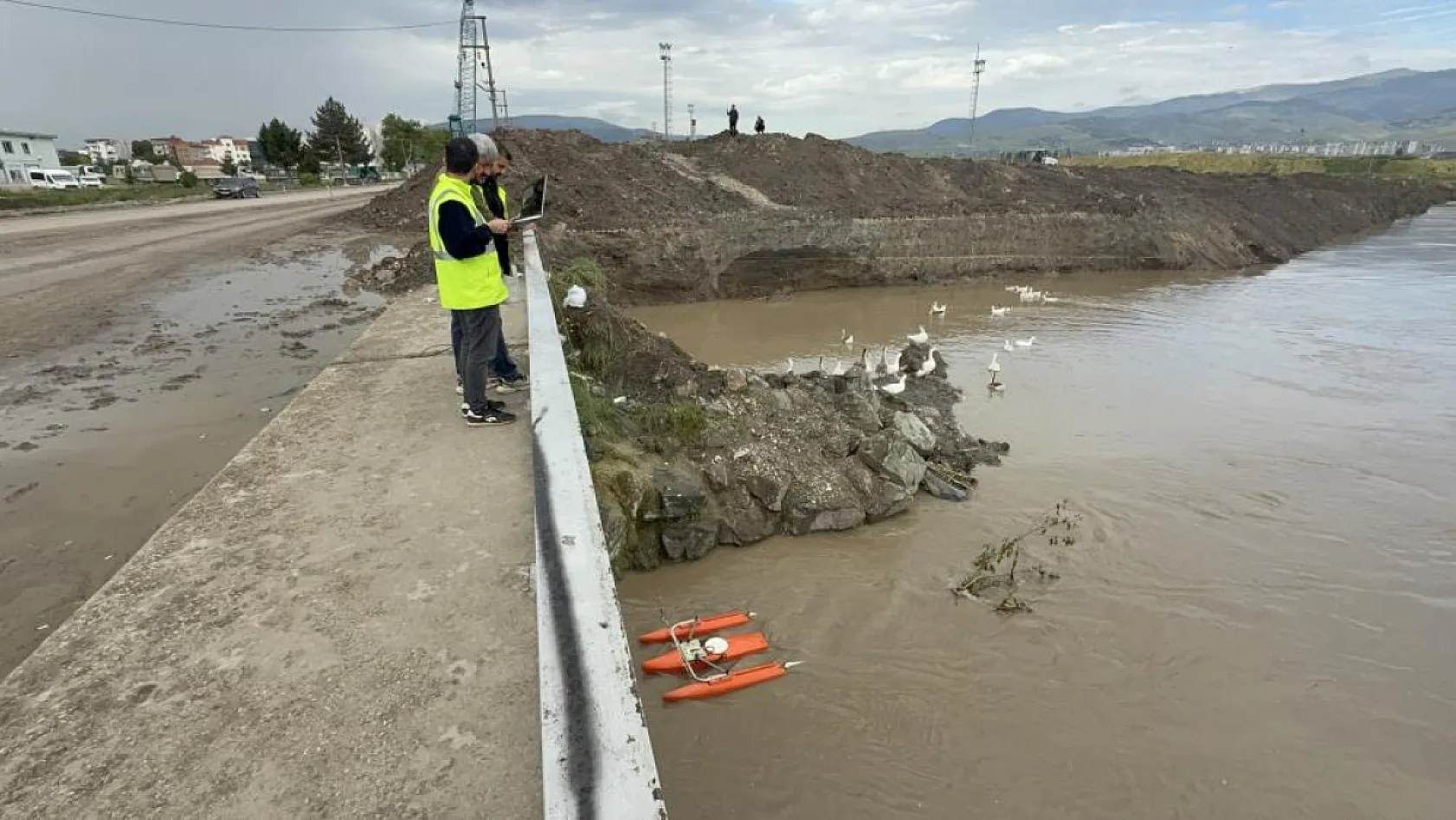 Taşkın Sonrası Kritik Önlem: Yol Kenarına Taş Setler Kuruldu