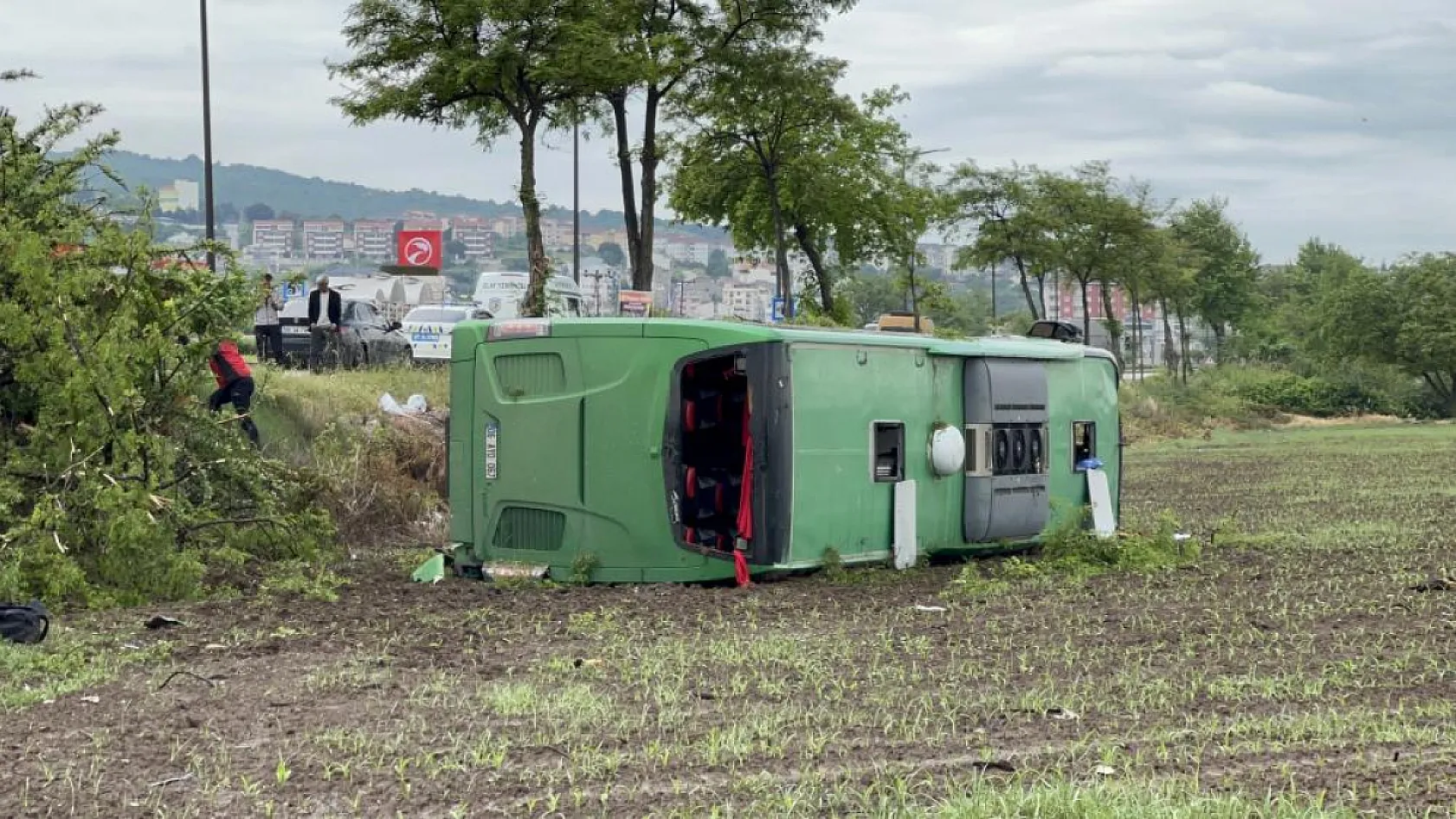 Ankara'dan Çanakkale'ye Giden Tur Otobüsü Tarlaya Devrildi: 46 Yaralı