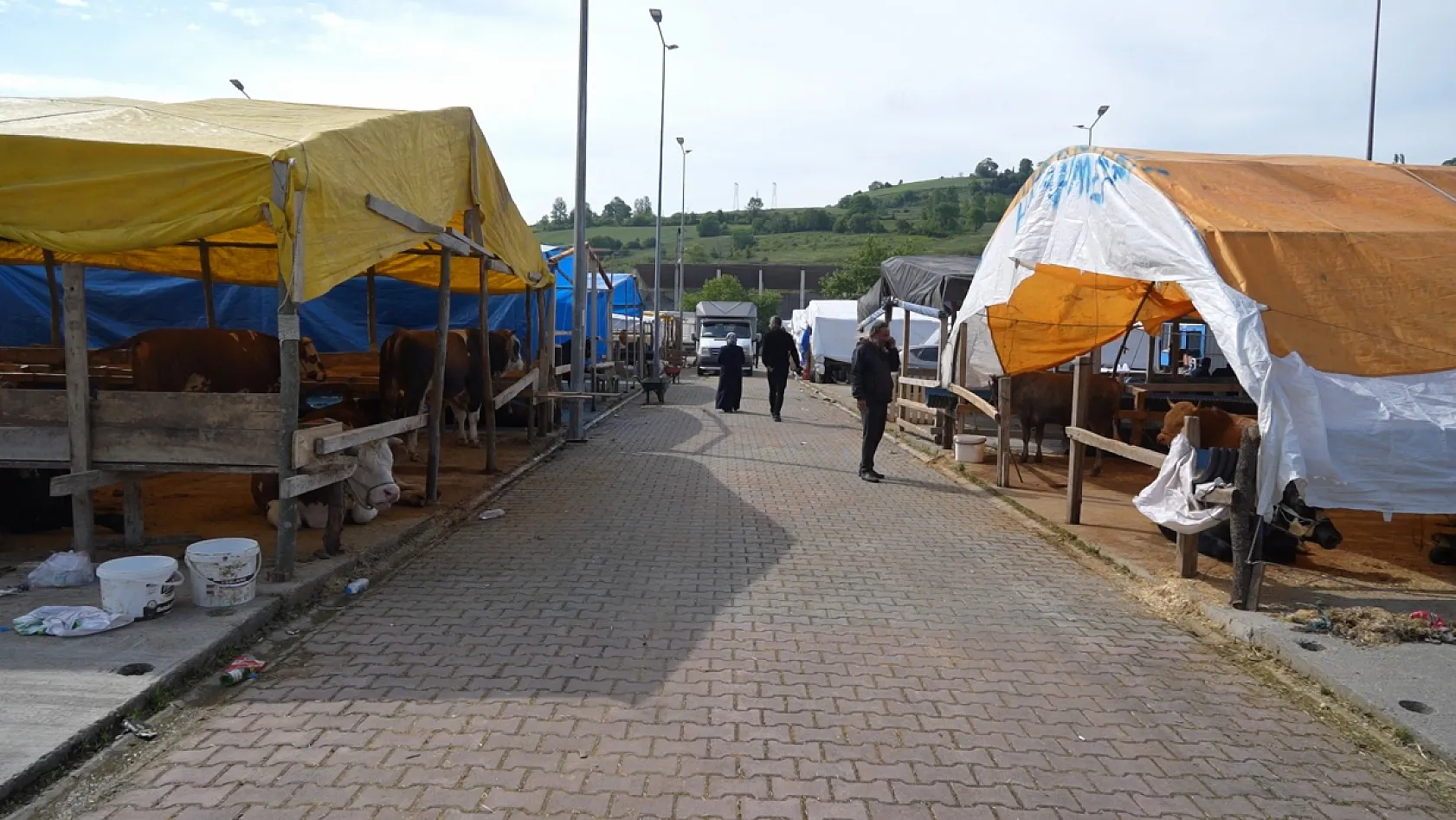 Kurban Bayramı öncesi pazarda bekleyiş sürüyor