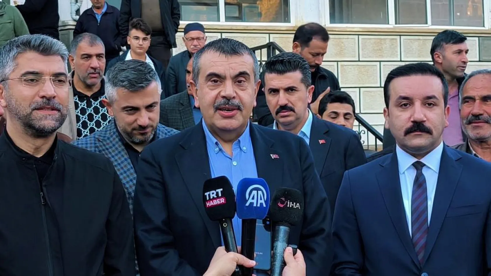 Bakan Yusuf Tekin Bayram Namazını Memleketinde Kıldı! Uzundere'de Yoğun İlgi