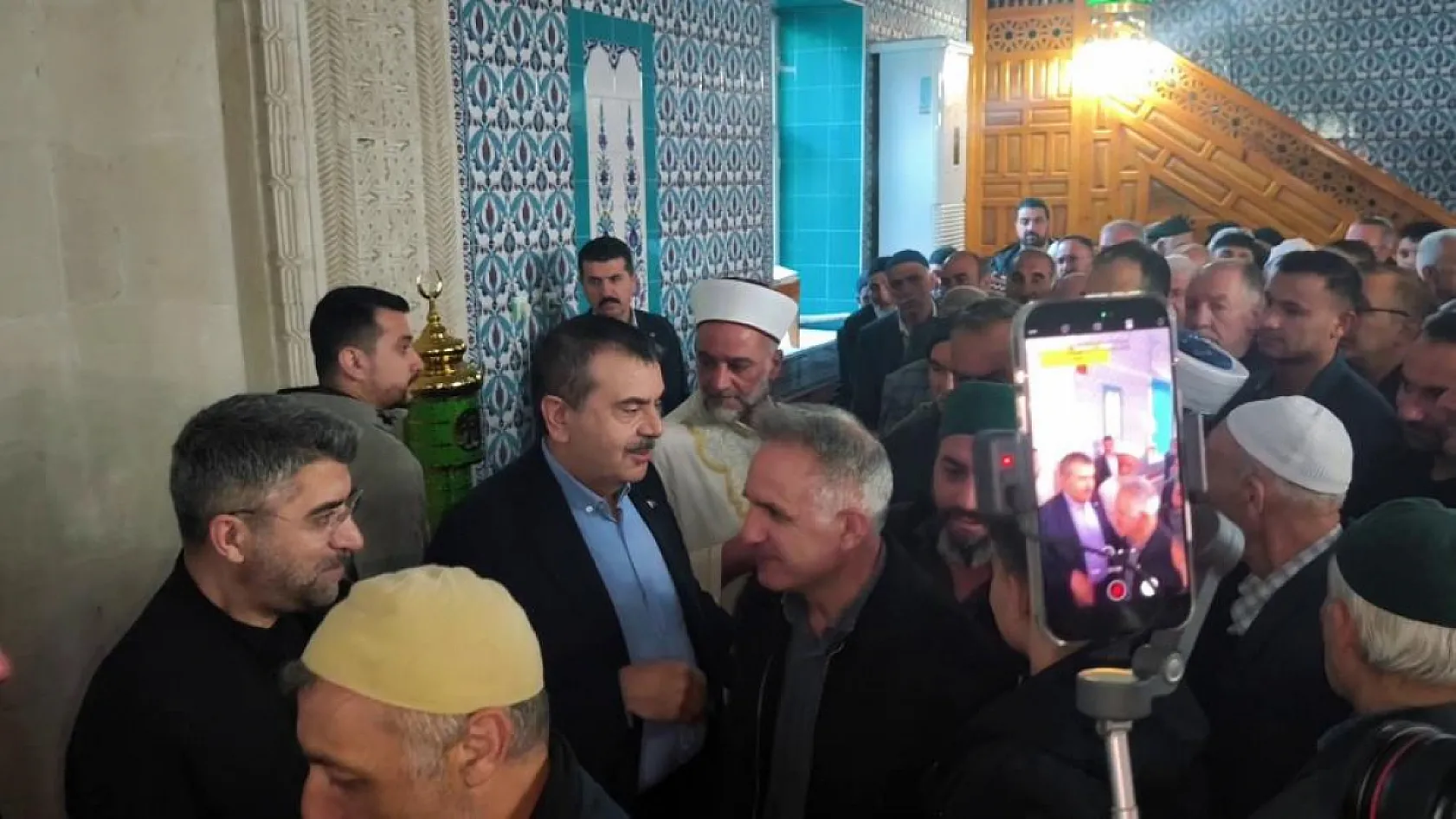 Bakan Yusuf Tekin Bayram Namazını Memleketinde Kıldı! Uzundere'de Yoğun İlgi