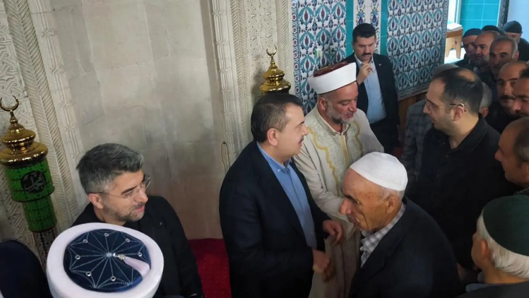 Bakan Yusuf Tekin Bayram Namazını Memleketinde Kıldı! Uzundere'de Yoğun İlgi